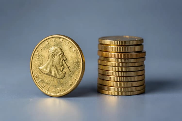 Uma balança com uma moeda de ouro de um lado e uma pilha de moedas do outro, em equilíbrio.