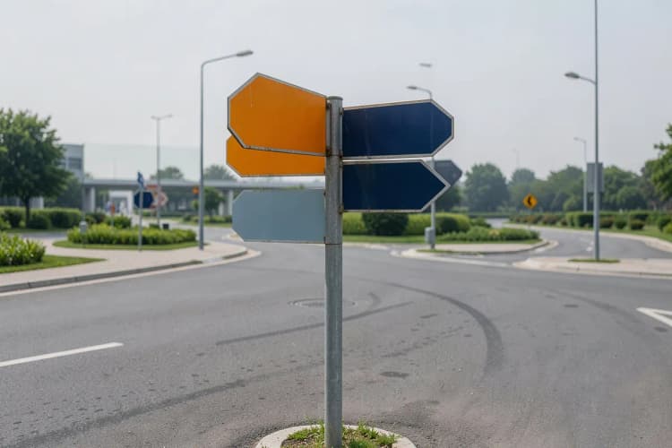 Uma encruzilhada com várias placas de sinalização apontando em direções diferentes, em um campo aberto.